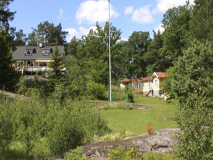 Utsikt inåt Tynningö från norra Tynningö Udde. Flaggstången stårr nog ungefär vid tomtgränsen.